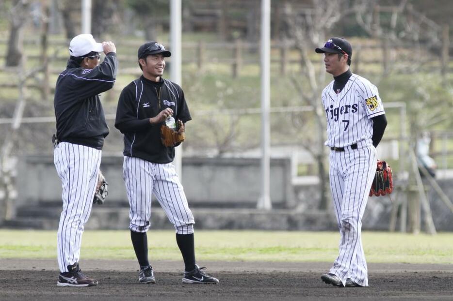 鳥谷（左）は西岡（右）の離脱をどう受けとめるのか？　写真・黒田史夫