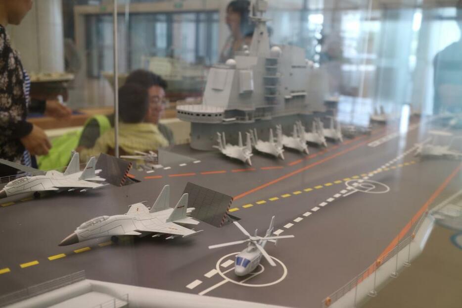 2012年就航の空母・遼寧の模型も展示されている