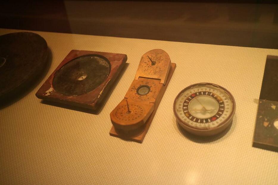 指南針と呼ばれる方位磁針の展示