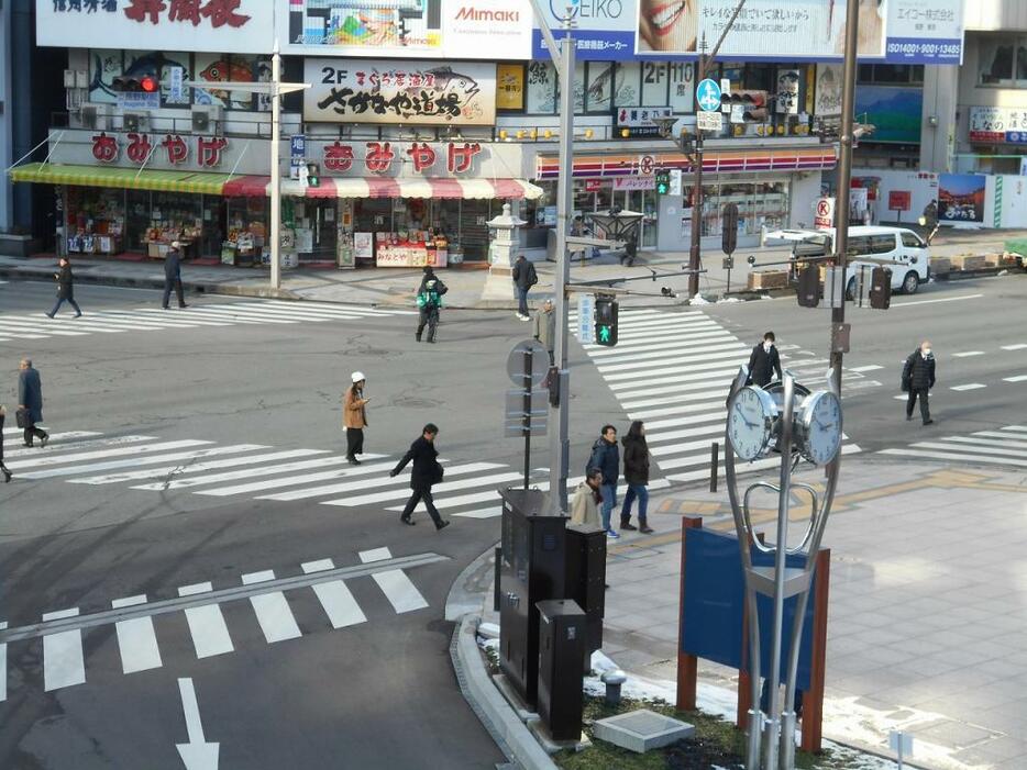 [写真]全国で唯一、罰則付きの淫行条例がなかった長野県で処罰条例が成立。県はネットの普及で青少年が性被害に遭いやすくなったことなどを導入の理由としている。写真はJR長野駅前の繁華街