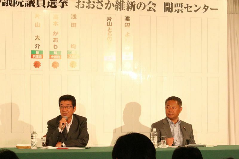 [写真]開票センターでの記者会見に臨む松井代表（左）と馬場幹事長=10日午後10時ごろ、大阪市内のホテルで