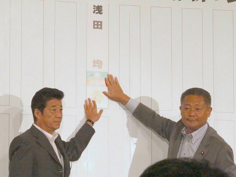 [写真]おおさか維新の会、松井一郎代表（左）と馬場幹事長=10日午後9時45分ごろ、大阪市内のホテルで
