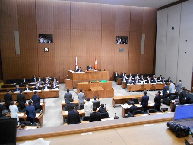 ［写真］起立採決で条例案を可決した長野県議会（7月1日）