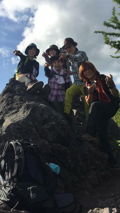 高峰山にて。左から喜屋武ちあきさん、堀江美都子さん（前）、石田燿子さん（後）、水木一郎さん、サイキックラバーIMAJOさん