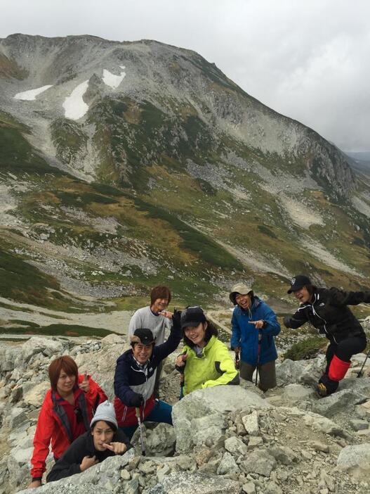 立山にて。左から谷本貴義さん（前）サイキックラバーIMAJOさん（後）、水木一郎さん、高橋秀幸さん、ザリガニワークス（坂本さん、武笠さん）、高取ヒデアキさん