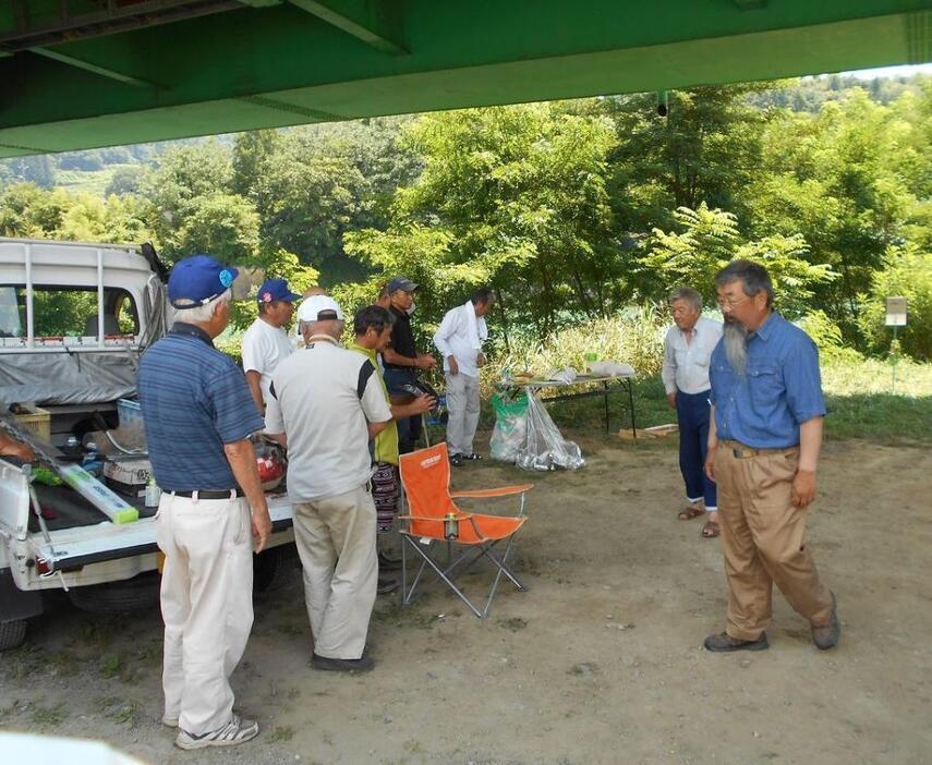 [写真]解禁初日に漁場を見守った犀川漁協の役員ら（犀川で）