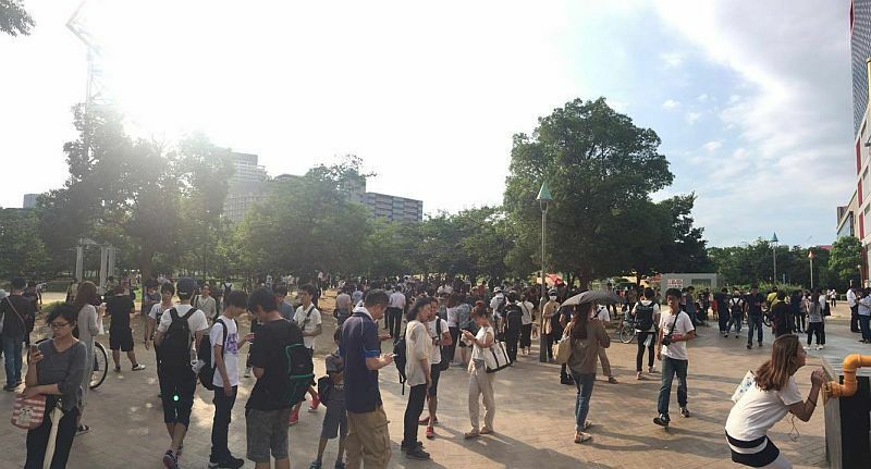 [写真]扇町公園は、まるで何かのイベントが開催されているかのように多くの人でにぎわい、各地で「ピカチュウだ」という声も聞かれた＝27日午後3時ごろ、扇町公園で