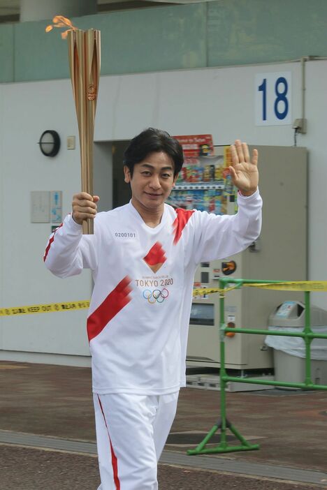 東京オリンピックの聖火リレーが13日、大阪府吹田市の万博記念公園で始まった。大阪府内での新型コロナウイルス感染急拡大を受けて公道での聖火リレーが中止となり、同公園内の周回コースで行われた。片岡愛之助ら芸能人も力走した