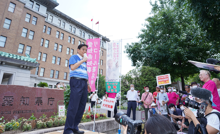 愛知県知事リコール運動の初日に愛知県庁前で気勢を上げる名古屋市の河村たかし市長。右に高須クリニックの高須克弥院長（2020年8月25日、筆者撮影）