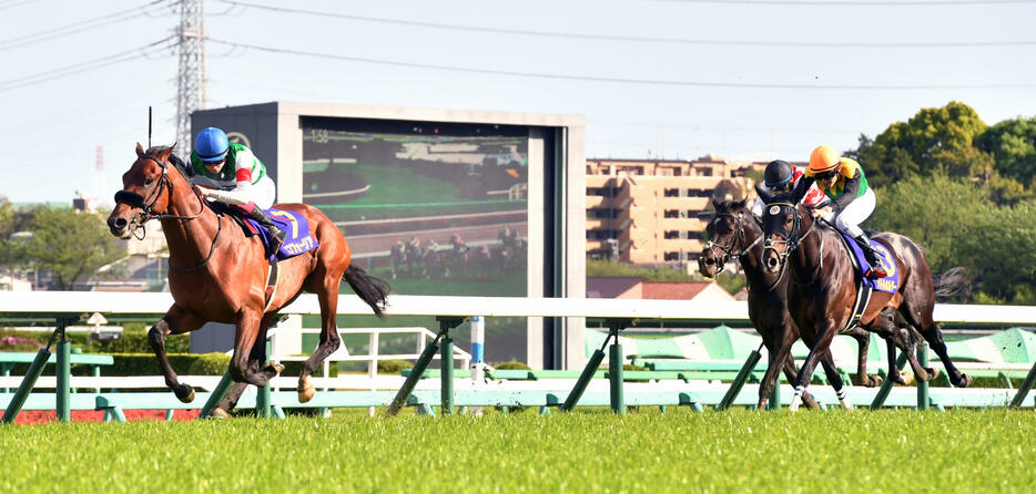 無敗で皐月賞を制したエフフォーリア。2着馬に3馬身差をつける圧勝だった(写真・日刊スポーツ／アフロ）