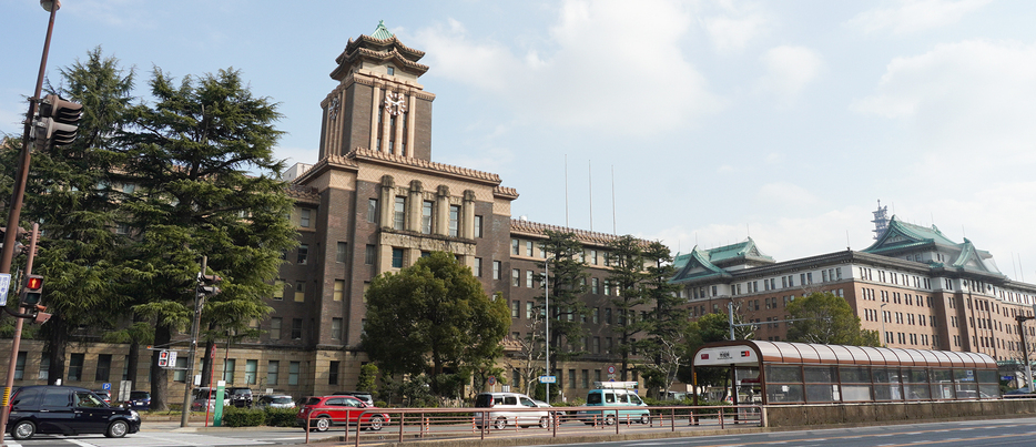 愛知県庁（右側の建物）と並んで建つ名古屋市役所（筆者撮影）