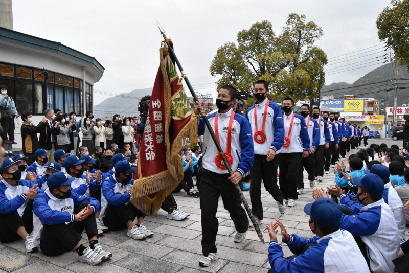 学校に到着し生徒や教職員の出迎えを受ける明豊の選手たち＝大分県別府市の明豊高校で2021年4月2日午後6時1分、河慧琳撮影