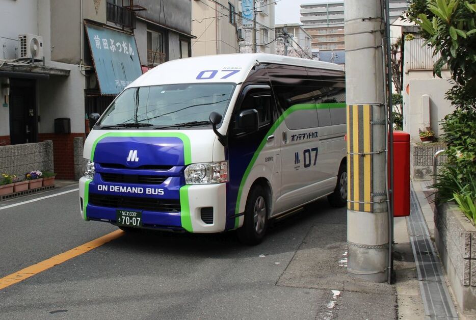 [写真]路線バスと違い、利用者が希望する乗車日時や出発地、目的地に応じて柔軟に運行できる