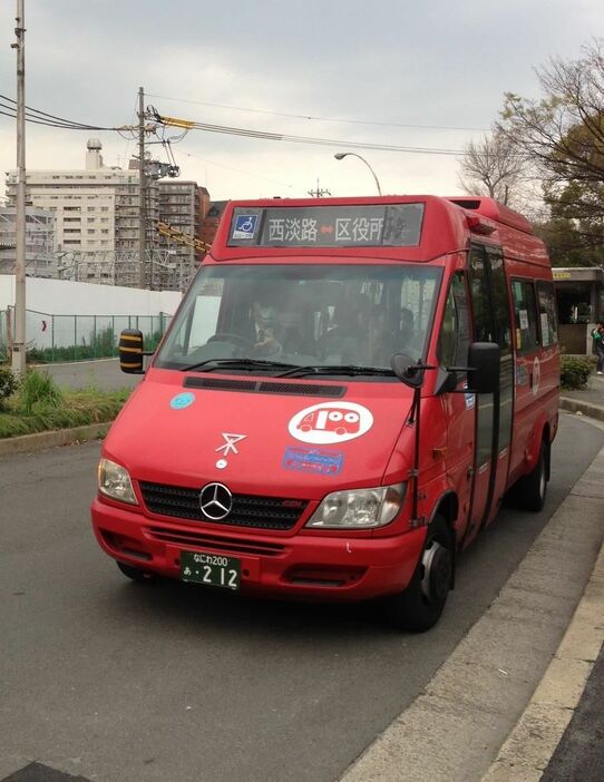 [写真]かつて大阪市内を走っていたコミュニティバス「赤バス」。利用者低迷で採算性の確保が困難として2013年3月末に廃止された＝2013年3月31日、大阪市東淀川区で