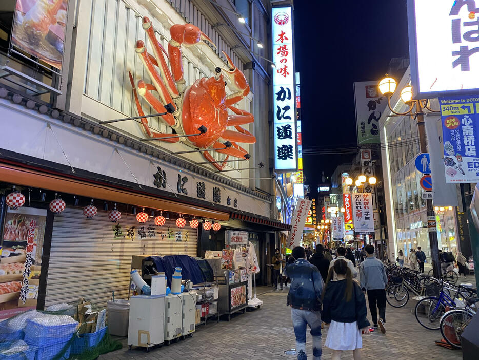 ［写真］大阪ミナミの道頓堀、午後8時になるとシャッターを降ろす店が多かった＝5日午後8時ごろ、大阪市中央区で