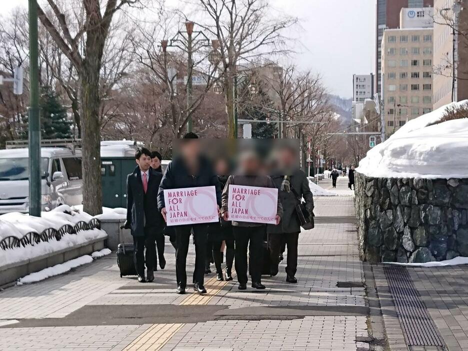 2019年2月、札幌地裁に提訴した原告団（提供写真）