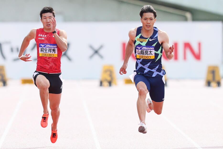 織田記念の男子100mで山縣亮太（右）がライバルの桐生祥秀（左）を寄せつけず復活V（写真：西村尚己/アフロスポーツ）