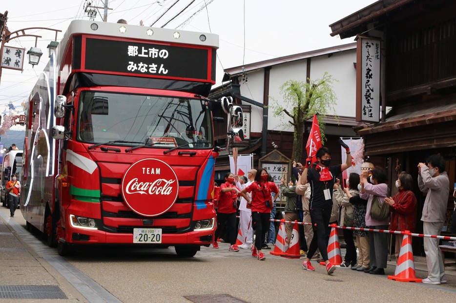 [写真] 郡上おどりの会場にもなる城下町の通りに登場したスポンサー車両の車列（2021年4月3日午後4時45分ごろ）