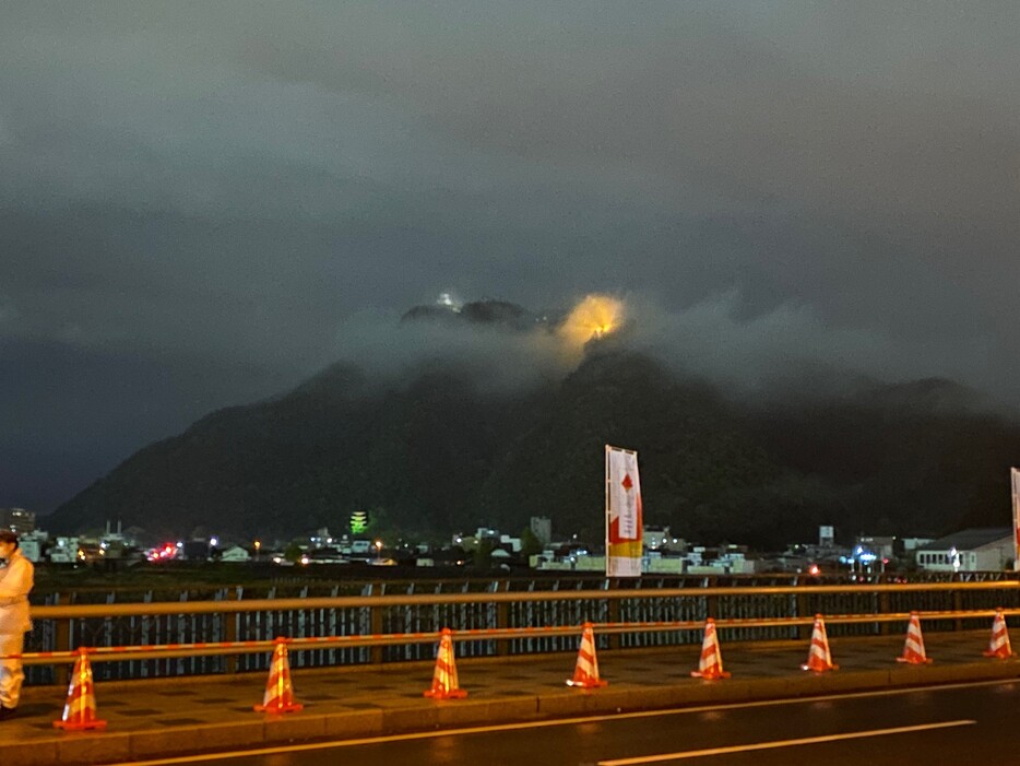 [写真]雨足が収まったひと時、靄の中から姿を現した岐阜城（2021年4月4日午後7時ごろ）