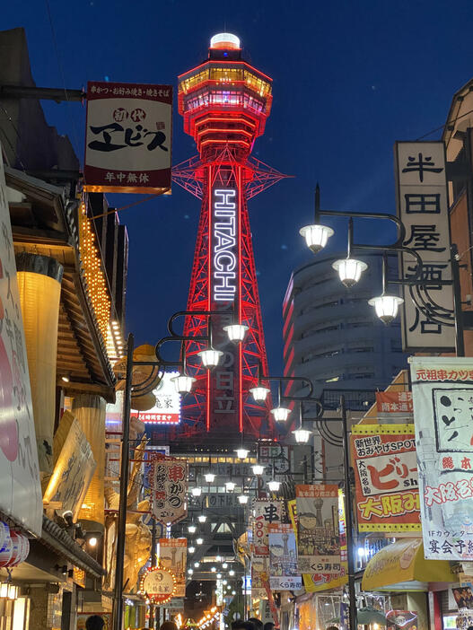 ［写真］赤色のネオンを点灯させた通天閣＝7日午後6時25分ごろ、大阪市浪速区で