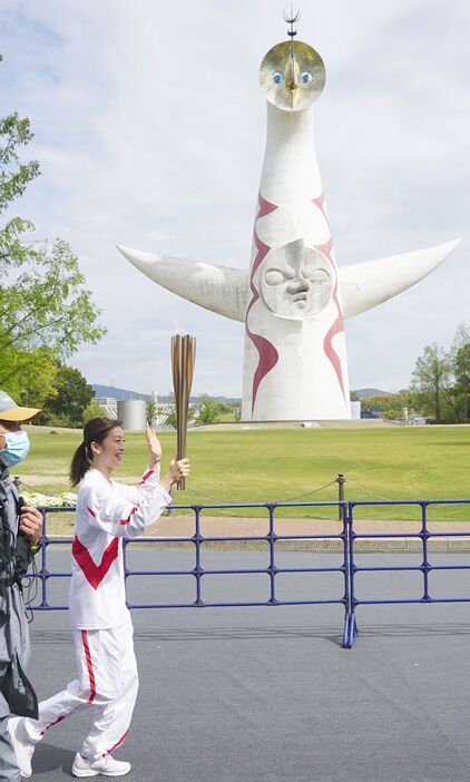 　東京オリンピックの聖火リレーが13日、大阪府吹田市の万博記念公園で始まった。大阪府内での新型コロナウイルス感染急拡大を受け、公道での聖火リレーが中止となり、同公園内の周回コースで行われた。写真は寺川綾＝13日午前9時半ごろ