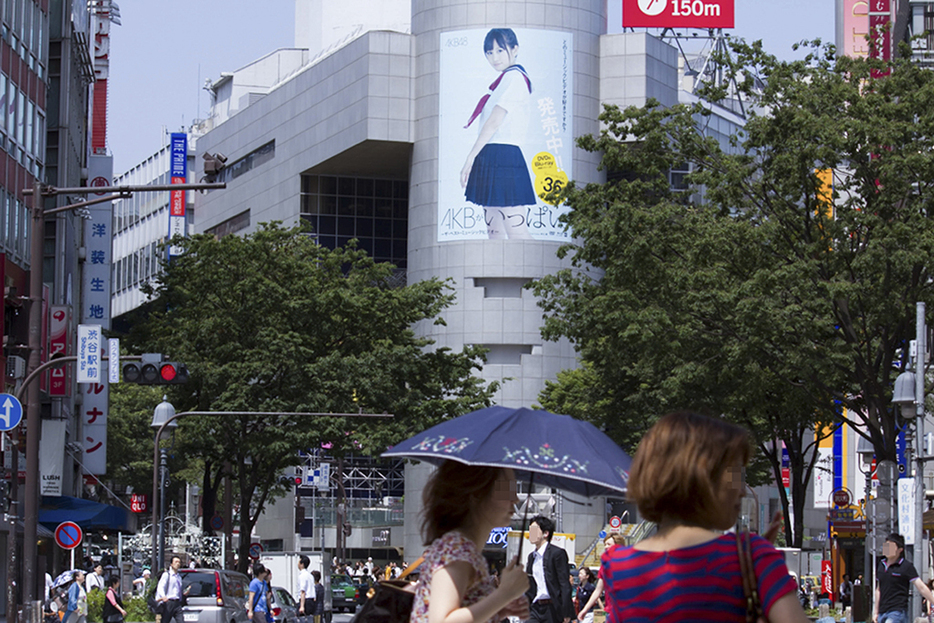 コバヤシさんが撮影したAKB48のヴィジュアルが渋谷をジャック