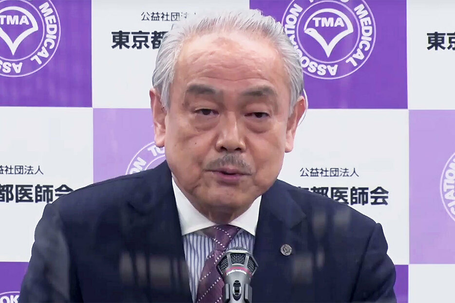 会見する東京都医師会の尾崎治夫会長