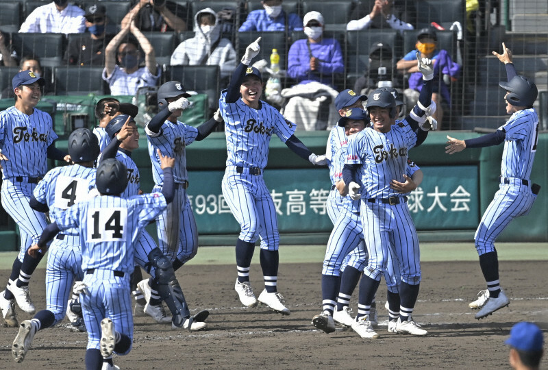 サヨナラで優勝を決め、グラウンドで抱き合って喜ぶ東海大相模の選手たち＝阪神甲子園球場で2021年4月1日、津村豊和撮影