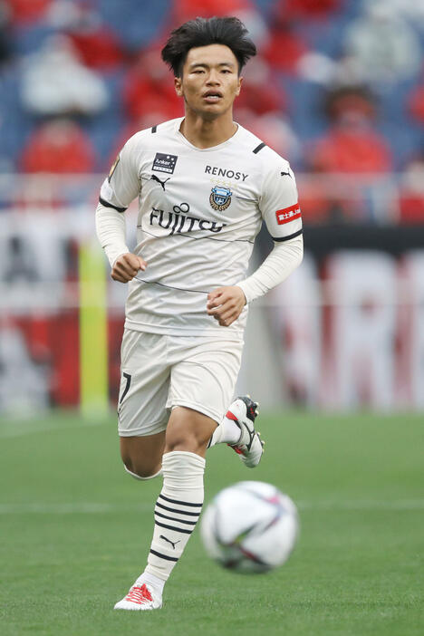 川崎フロンターレが名古屋グランパスとの”首位攻防戦”に4－0で圧勝した。先制点を奪ったのは旗手怜央の豪快ボレー(写真・アフロスポーツ）