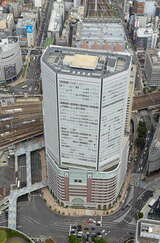 阪急百貨店うめだ本店が入る梅田阪急ビルを手前に、JRを挟んで梅田駅を望む（2013年8月28日、吉永陽一撮影）。