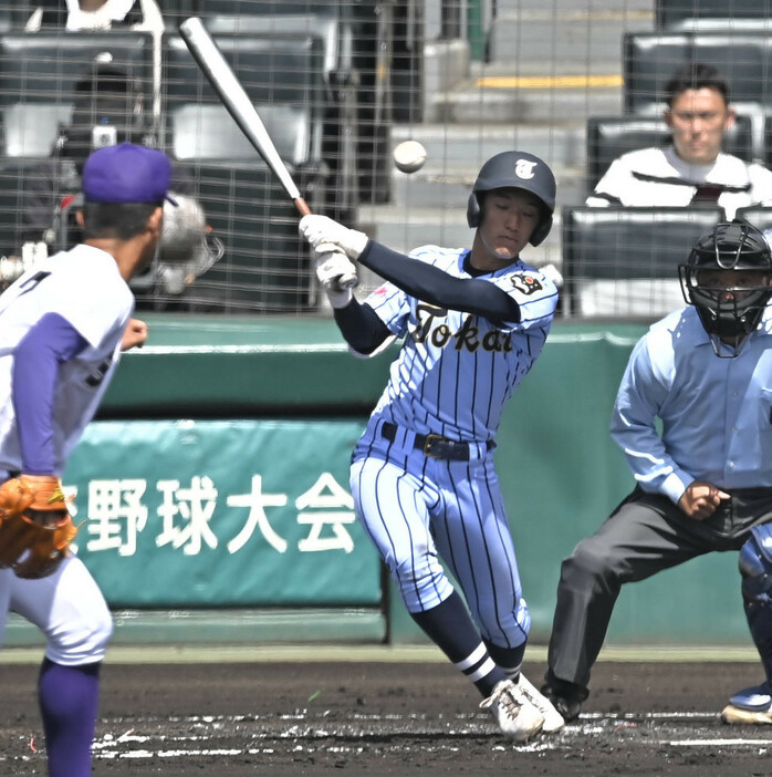 【東海大相模―天理】一回表東海大相模２死一塁、百瀬が中前打を放つ＝阪神甲子園球場で２０２１年３月３１日、津村豊和撮影