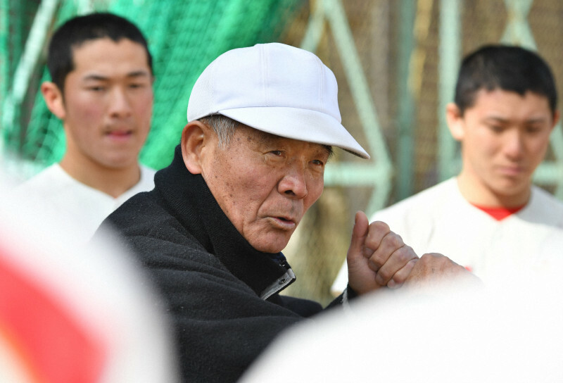 選手を指導する智弁和歌山監督時代の高嶋仁さん＝和歌山市で2018年2月11日、川平愛撮影