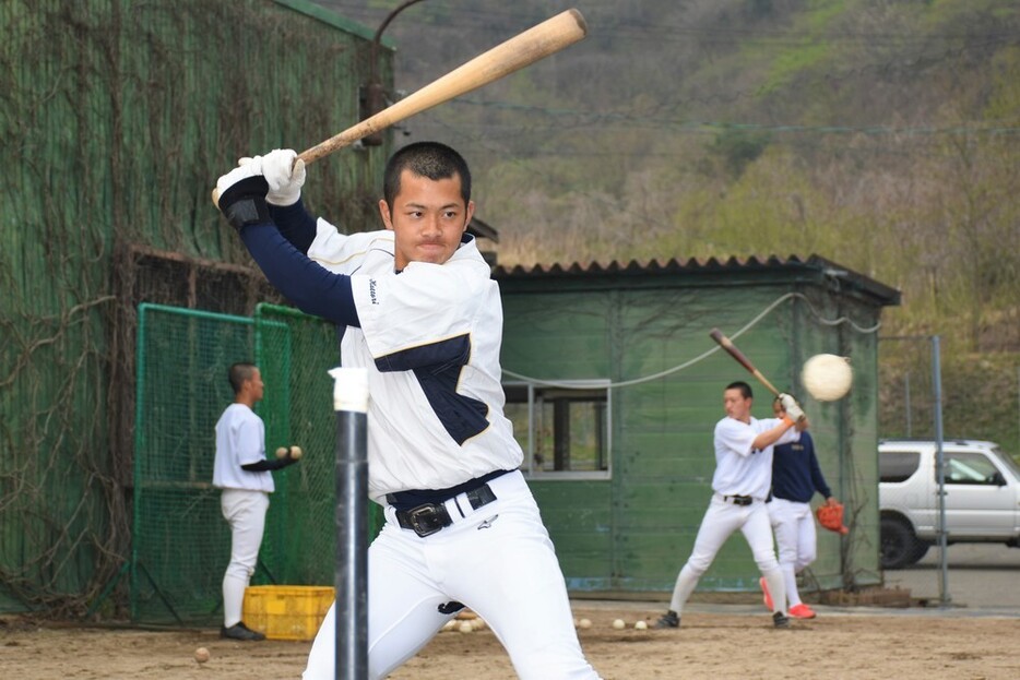 センバツを終えて敦賀に戻り、練習に励む選手たち＝福井県敦賀市沓見の敦賀気比高校野球場で、大原翔撮影