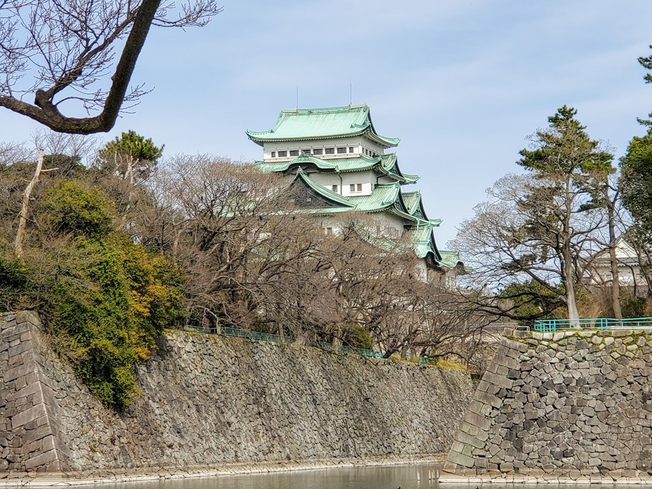 今年3月から金のシャチホコが地上展示のため降ろされた名古屋城の天守閣（筆者撮影）