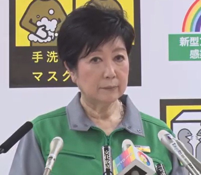 記者会見する小池知事