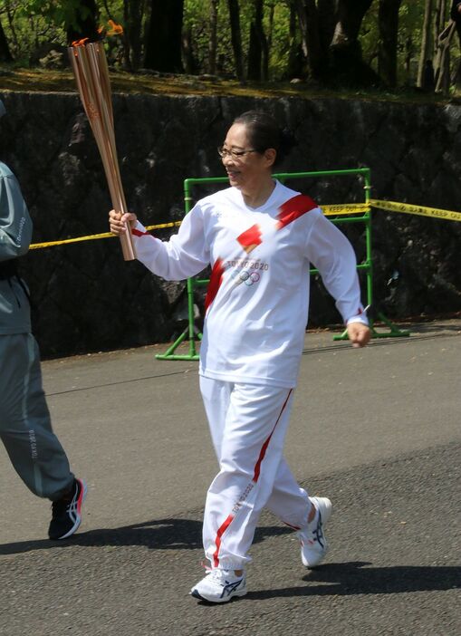 元気に走る聖火ランナー