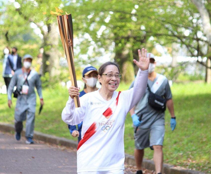 東京オリンピック聖火リレーは14日、大阪府で2日目を迎えた。新型コロナウイルスの感染急拡大のため公道での実施が中止となり、前日に引き続き大阪府吹田市の万博記念公園で、一般の観客を入れずに行われた。14日でオリンピック開催まであと100日