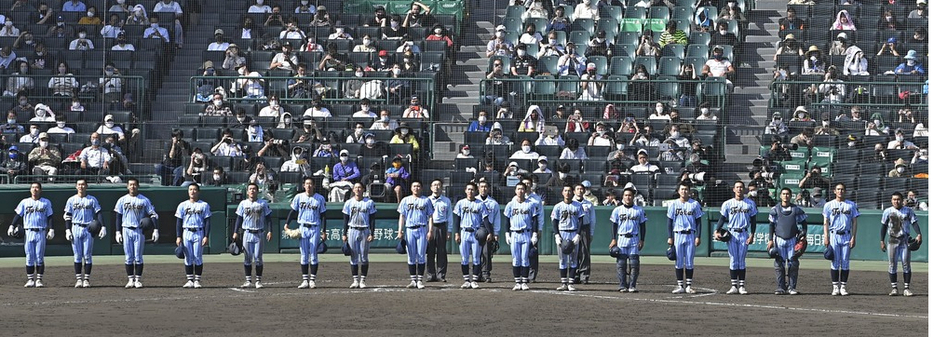 優勝し、校歌を歌う東海大相模の選手たち＝阪神甲子園球場で２０２１年４月１日、津村豊和撮影