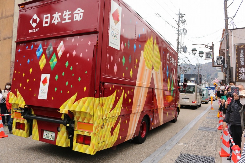 [写真]郡上八幡（4）城下町に登場したスポンサー車両