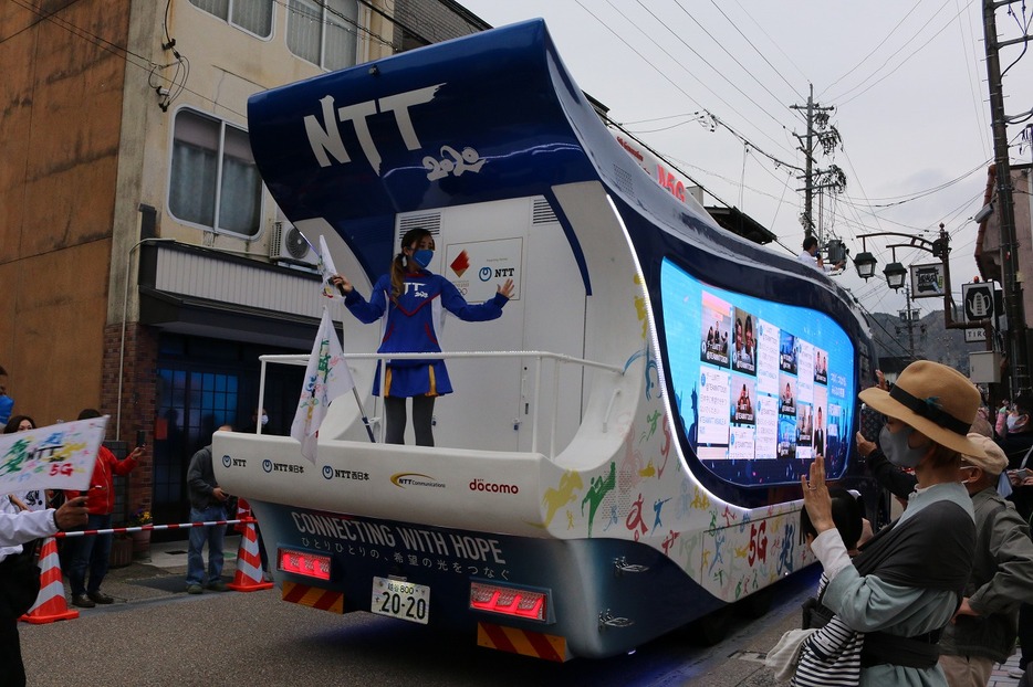 [写真]郡上八幡（3）城下町に登場したスポンサー車両