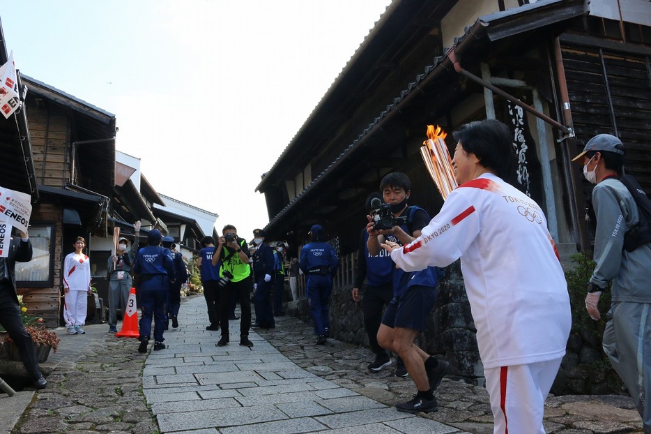 [写真]馬籠宿（2）第3走者の島崎七海さんに手を振る