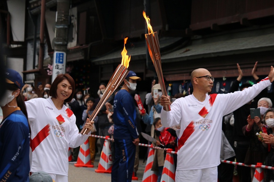 [写真]郡上八幡（6）聖火を引き継いでポーズ