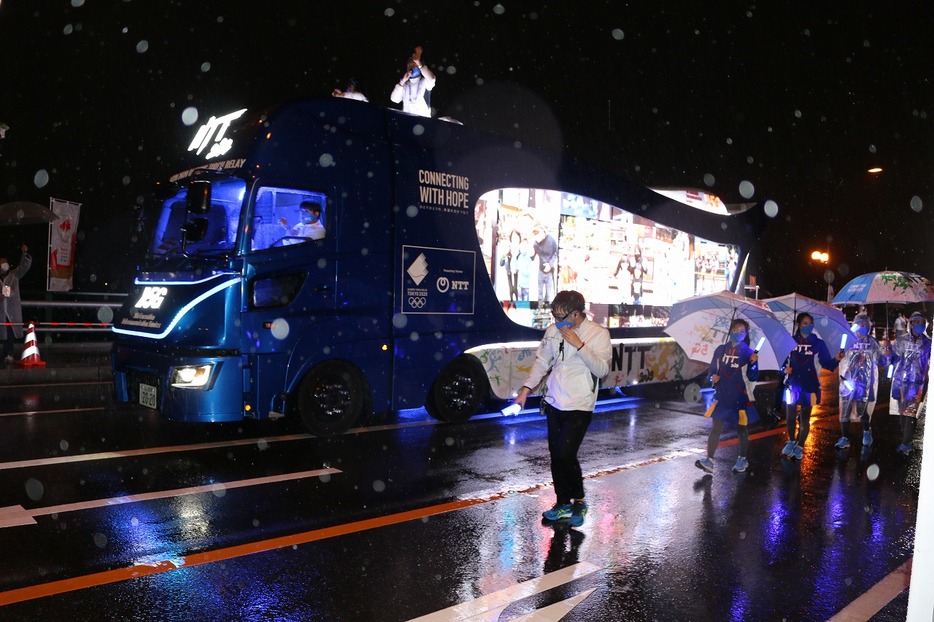 [写真]岐阜市（1）夜の闇に電飾が光るスポンサー車両