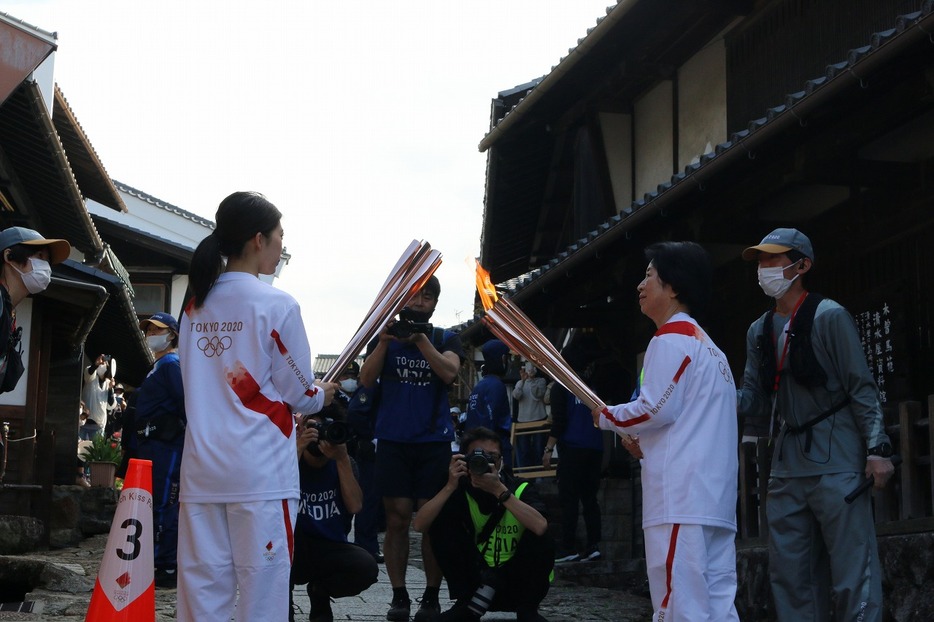 [写真]馬籠宿（3）トーチを合わせて聖火を引き継ぐ