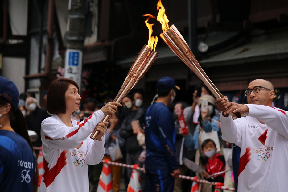 [写真]郡上八幡（5）籏修子さん（左）から聖火を引き継ぐ渡辺一吉さん