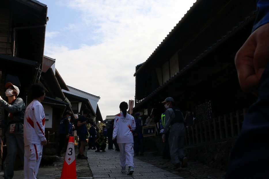 [写真]馬籠宿（5）次の中継地点へ走り出す