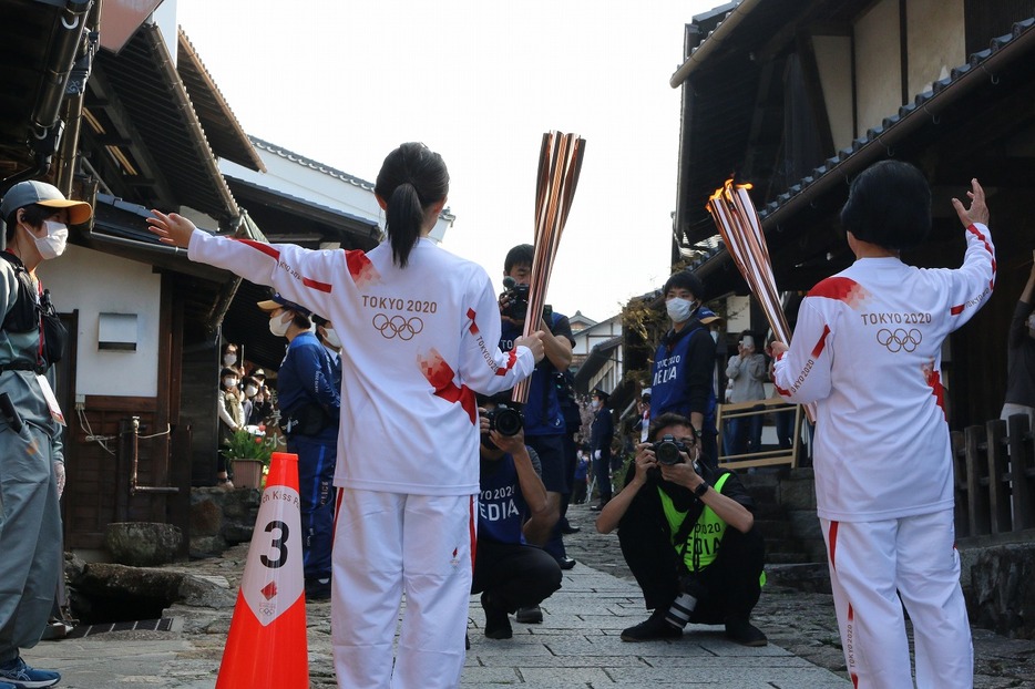 [写真]馬籠宿（4）聖火を引き継いで2人でポーズ