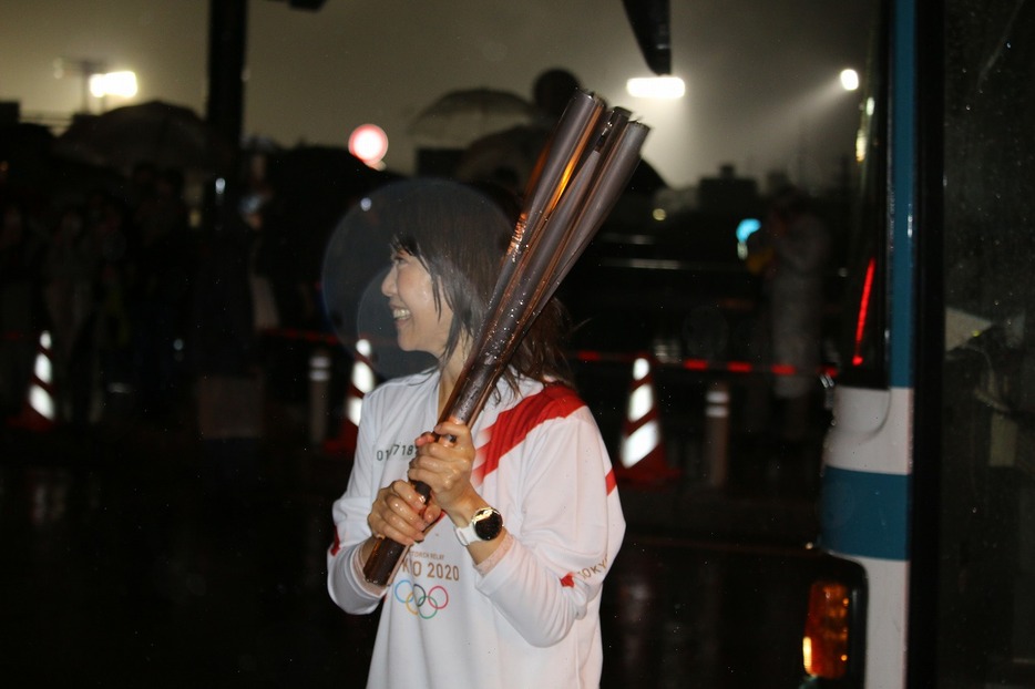 [写真]岐阜市（6）雨の中、笑顔で走り切った高橋さん