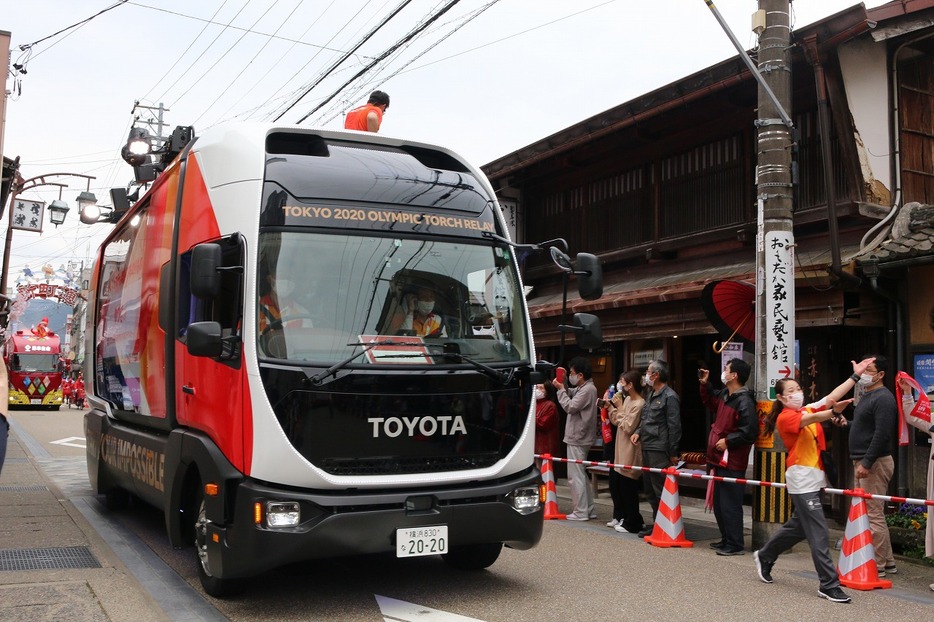 [写真]郡上八幡（2）城下町に登場したスポンサー車両