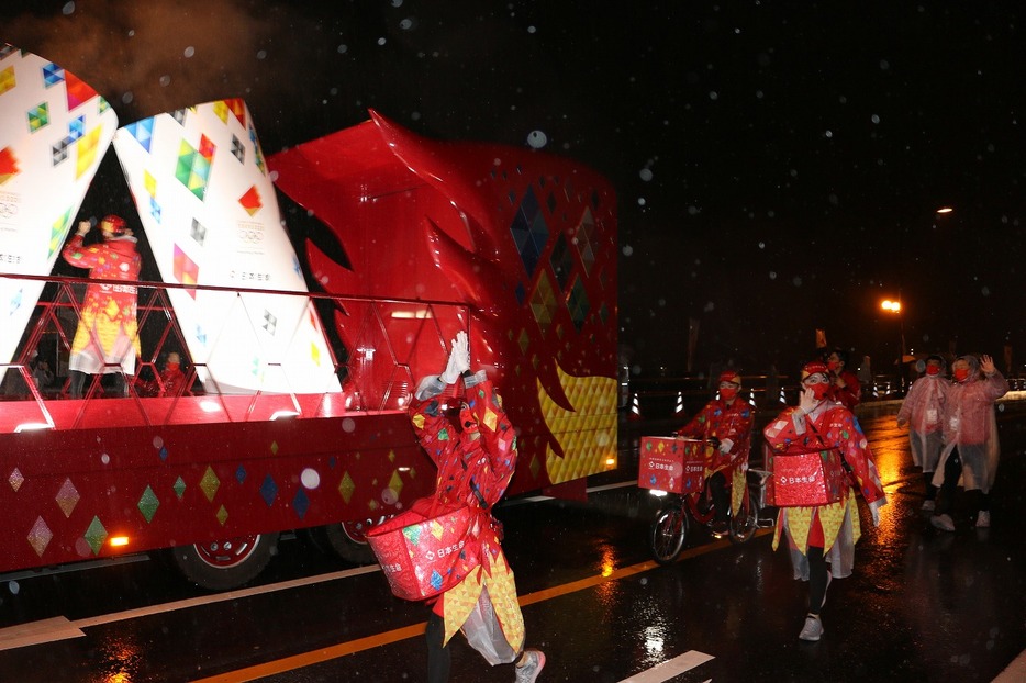 [写真]岐阜市（3）夜の闇に電飾が光るスポンサー車両